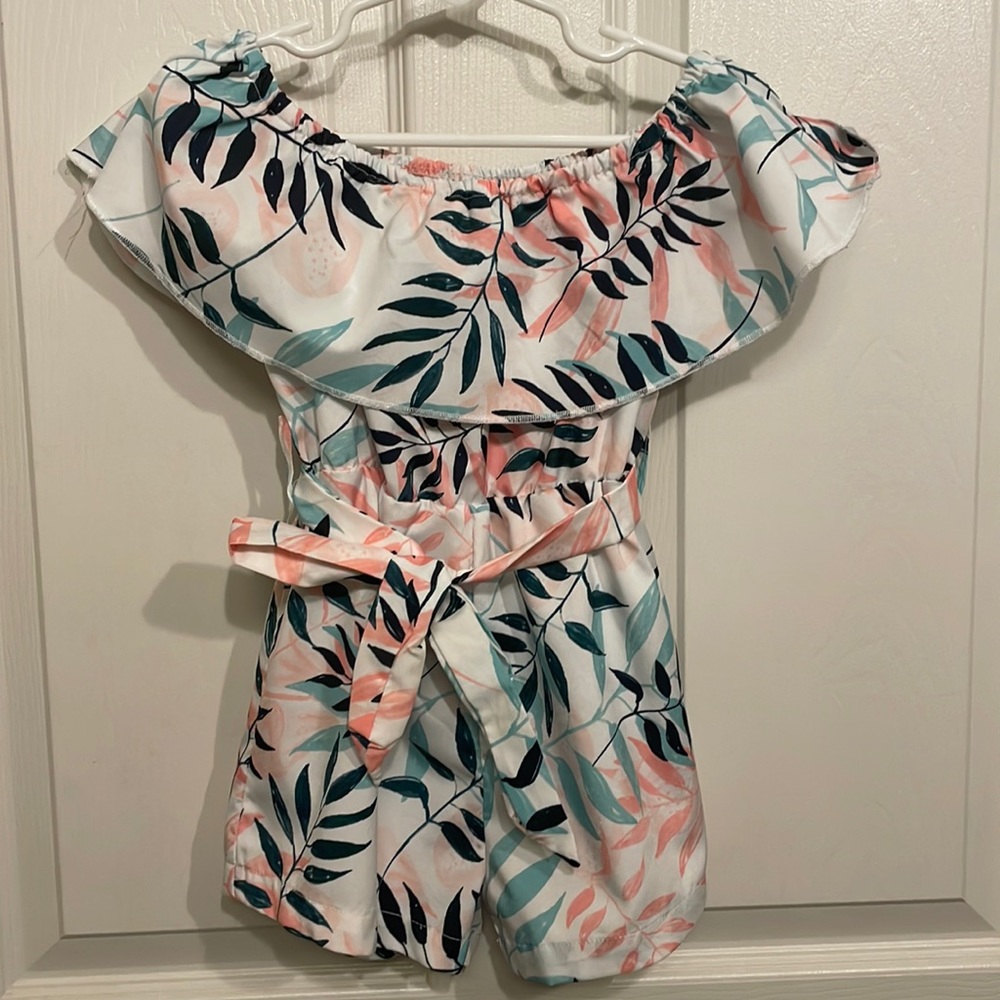 Toddler girl off shoulder